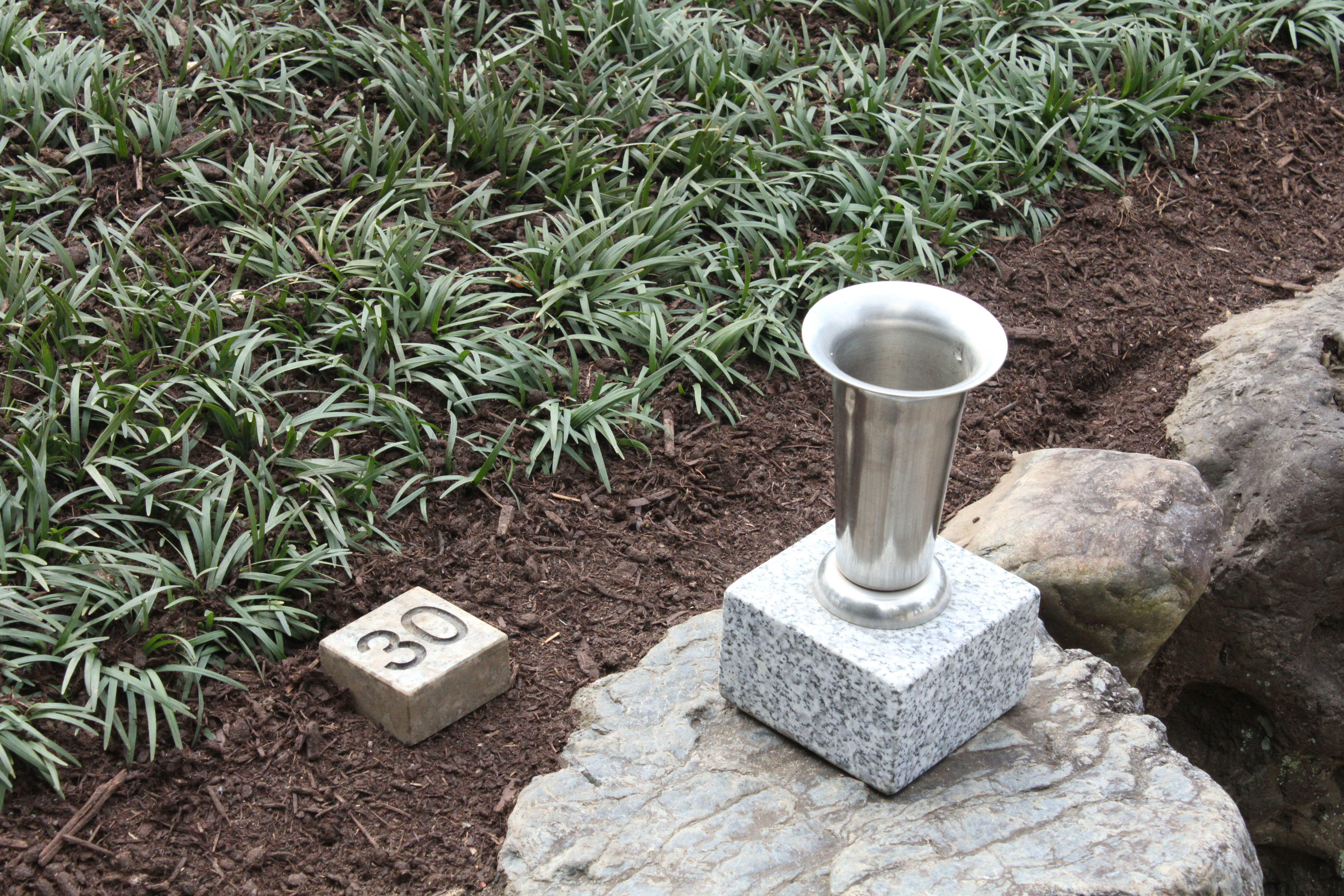 墓苑と備え付けの墓参道具